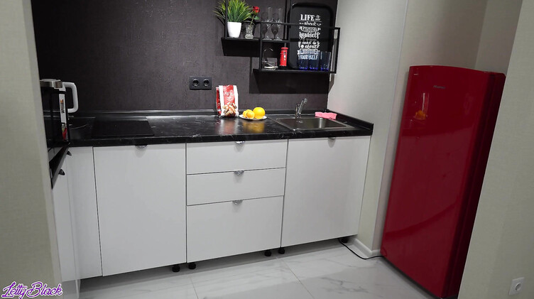 Русское порно на кухне: Доставщик пиццы накосячил и трахнул недовольную русскую клиентку на кухне