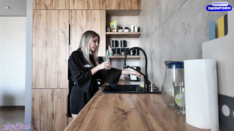 Русская милфа соблазнила мужа на час на минет и секс у нее дома