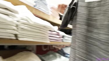 В магазине: Русская сосет в примерочной, парень снимает в зеркале ее попку в трусиках