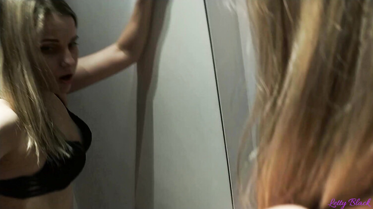 Русская сосет в примерочной, парень снимает в зеркале ее попку в трусиках