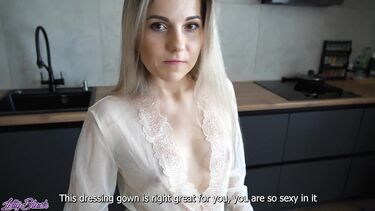 У русской мачехи в прозрачном халате не было секса месяц, пасынок ей помог с недотрахом