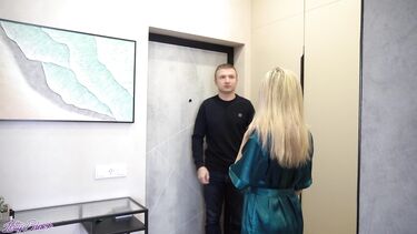 Опытная мама девушки в халатике соблазнила ее молодого парня на секс