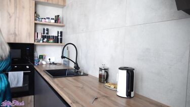 Мама девушки: Опытная мама девушки в халатике соблазнила ее молодого парня на секс