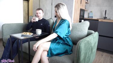 Опытная мама девушки в халатике соблазнила ее молодого парня на секс