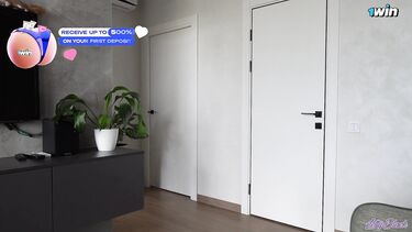 Русский отчим застукал падчерицу с вибратором в спальне и трахнул ее