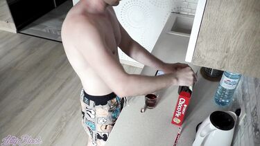 Младшая сестра заехала в гости и засветила сиськи в ванной - брат ее трахнул