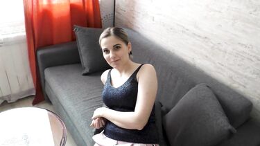 Младшая сестра заехала в гости и засветила сиськи в ванной - брат ее трахнул