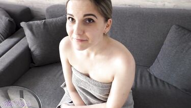 Младшая сестра заехала в гости и засветила сиськи в ванной - брат ее трахнул