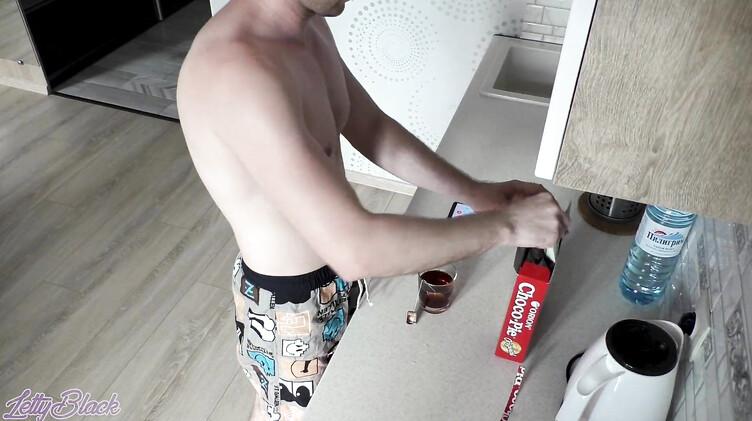 Младшая сестра заехала в гости и засветила сиськи в ванной - брат ее трахнул