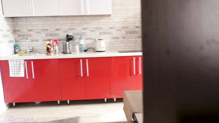 Младшая сестра заехала в гости и засветила сиськи в ванной - брат ее трахнул