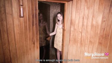 Раскрепощенная русская девушка совратила парня голым телом в публичной сауне