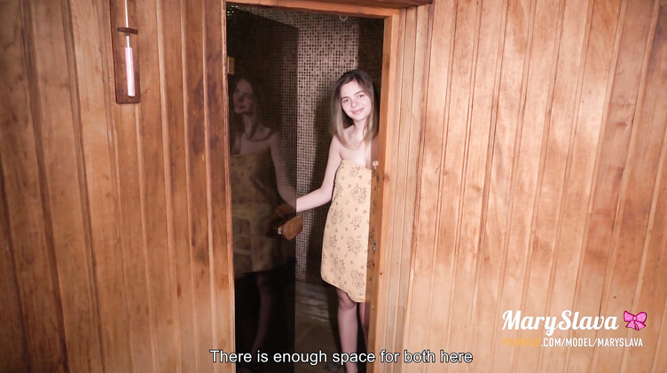 Раскрепощенная русская девушка совратила парня голым телом в публичной сауне