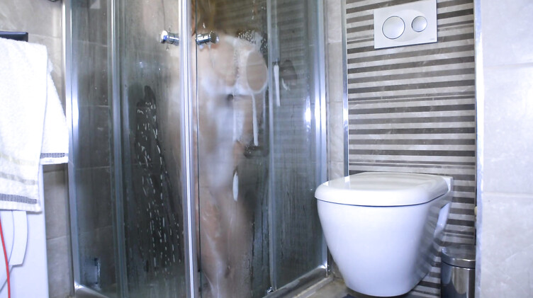 Загорелые: Русская загорелая стройняшка трахается со своим парнем в душе и получает кончу в рот