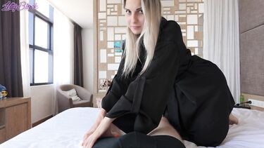 Мачеха во время массажа трется о член и соблазняет пасынка на секс