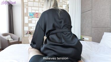 Мачеха во время массажа трется о член и соблазняет пасынка на секс