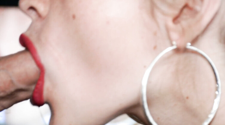 Нежный минет со слюнями красными губками и окончание в ротик