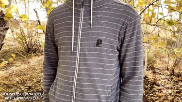 Селфи: Встретила незнакомца в лесу и сняла селфи, как сосет ему член и получает сперму в рот