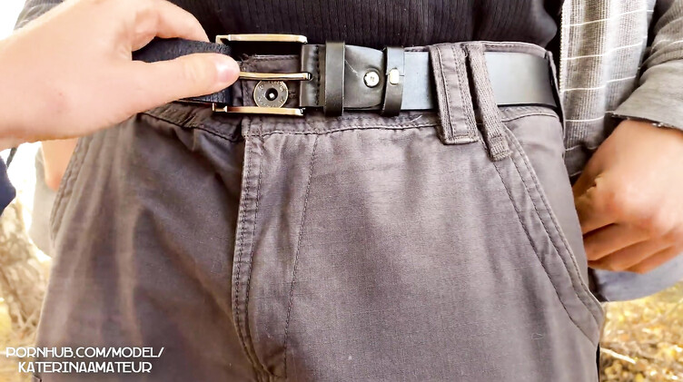 Встретила незнакомца в лесу и сняла селфи, как сосет ему член и получает сперму в рот