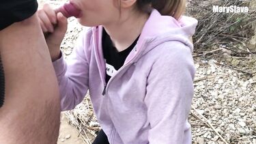 Гуляю со своим парнем по берегу реки и сосу ему член