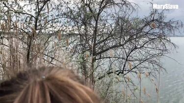 Гуляю со своим парнем по берегу реки и сосу ему член