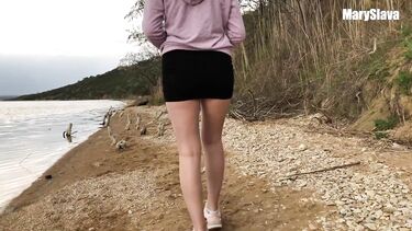 Гуляю со своим парнем по берегу реки и сосу ему член