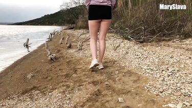 Гуляю со своим парнем по берегу реки и сосу ему член