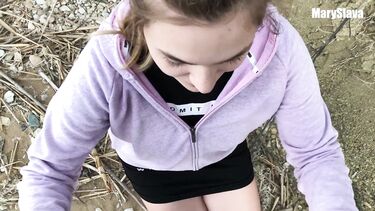 Гуляю со своим парнем по берегу реки и сосу ему член