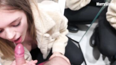 Публичное порно: Я реально отсосала своему парню в примерочной торгового центра