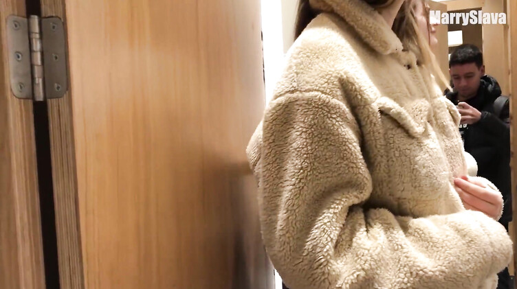 В магазине: Я реально отсосала своему парню в примерочной торгового центра