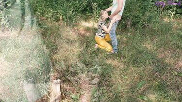 Запикапил русскую девчонку в парке и трахнул у дерева
