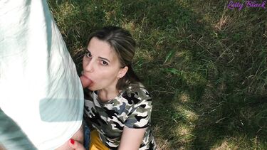 Запикапил русскую девчонку в парке и трахнул у дерева