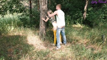 Запикапил русскую девчонку в парке и трахнул у дерева