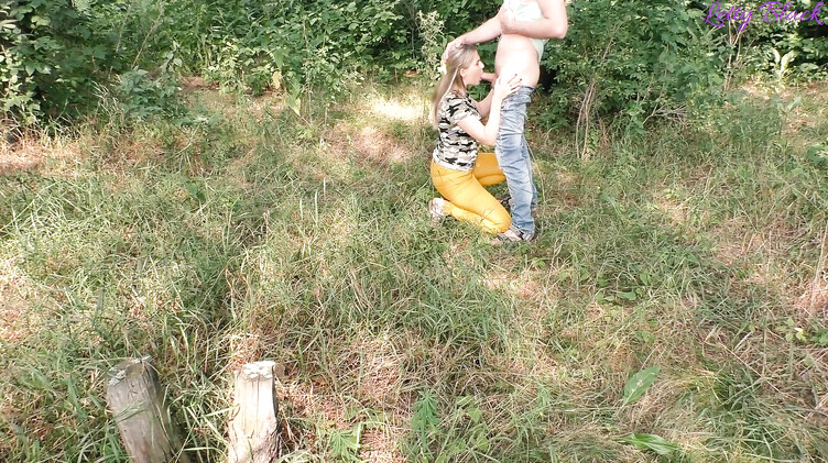 Запикапил русскую девчонку в парке и трахнул у дерева