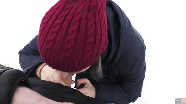 Отсасываю своему парню зимой в городском парке и глотаю сперму