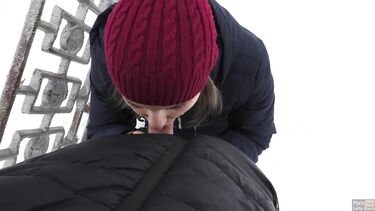 В парке: Отсасываю своему парню зимой в городском парке и глотаю сперму