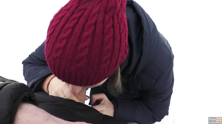 Отсасываю своему парню зимой в городском парке и глотаю сперму