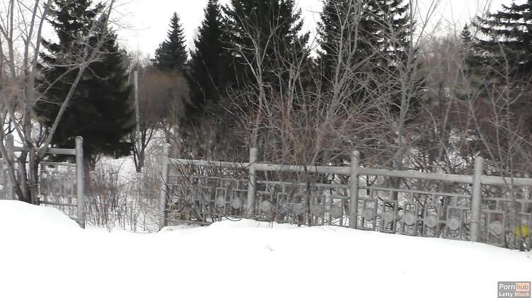 Отсасываю своему парню зимой в городском парке и глотаю сперму