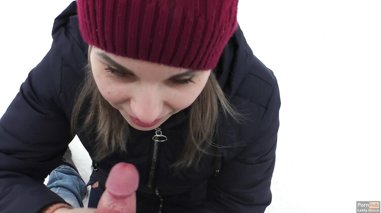 Отсасываю своему парню зимой в городском парке и глотаю сперму