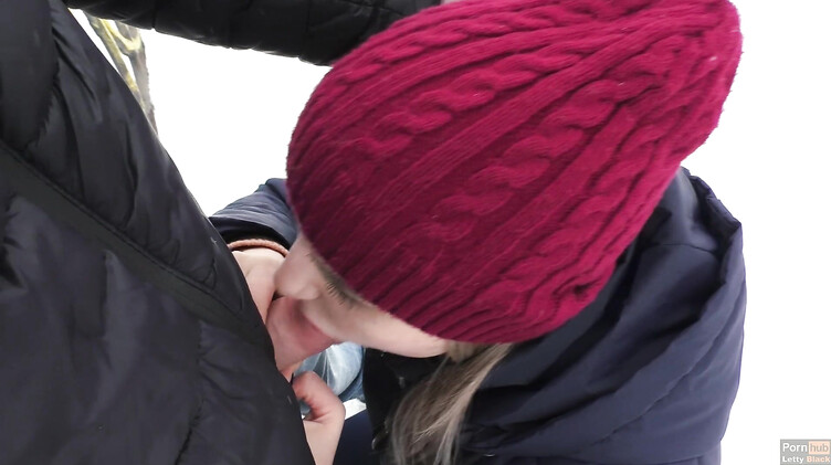 Отсасываю своему парню зимой в городском парке и глотаю сперму