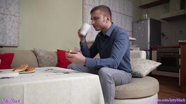 Русская мачеха попросила пасынка остаться с ней и соблазнила его чулками под халатом