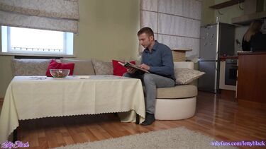 Русская мачеха попросила пасынка остаться с ней и соблазнила его чулками под халатом