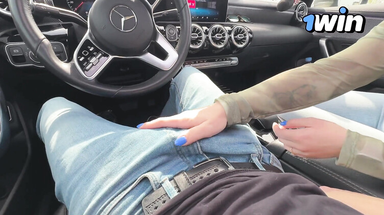 Глубокий слюнявый минет в Мерседесе и сперма в рот для рыжей подружки