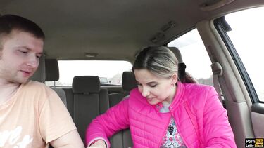 Попросила незнакомца подвезти и трахнулась с ним за проезд в машине