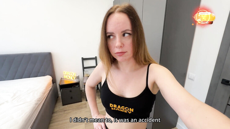 Брат подглядывал за переодевающейся старшей сестрой и спалился