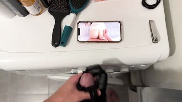 Мачеха спалила, что я дрочу на ее ношеные трусики