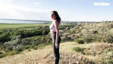 Трахаемся с подружкой в деревне на природе во время заката