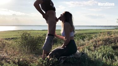 Трахаемся с подружкой в деревне на природе во время заката