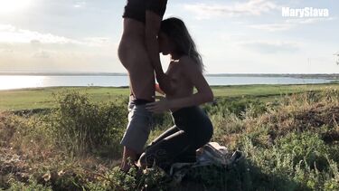 Трахаемся с подружкой в деревне на природе во время заката