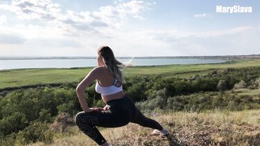 Трахаемся с подружкой в деревне на природе во время заката