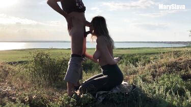 Трахаемся с подружкой в деревне на природе во время заката